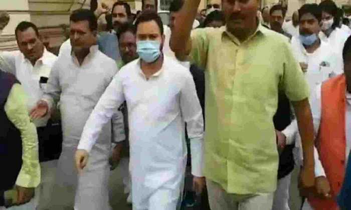 बिहार में अग्निपथ योजना के खिलाफ राजद और वामदलों का राजभवन तक पैदल मार्च बिहार में अग्निपथ योजना के खिलाफ राजद और वामदलों का राजभवन तक पैदल मार्च